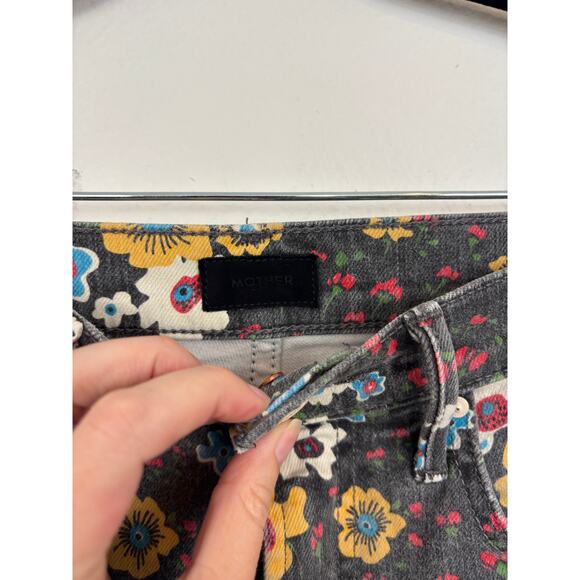 Mother High Rise Faded Floral Kick Flare Jeans in Pushing Daisies 24 - Picture 4 of 9